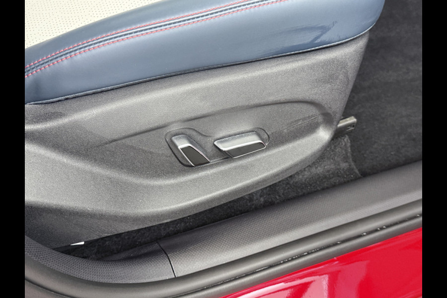 BYD ATTO 3 60kWh Design SOH 98% Pano-dak Leer+Elektr.Verst. Warmtepomp Adaptieve Cruise 360°Camera Apple Carplay Android Auto Elektr.Achter Verkeersbord detectie WiFi DAB Led Rijstrooksensor Keyless Smartphone Entry Fabrieksgarantie tot 12-12-2030/150.000km Garantie. Op de LFP Accu tot 12-12-2030/200.000km €44.000,- Nieuw!