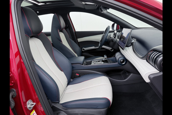 BYD ATTO 3 60kWh Design SOH 98% Pano-dak Leer+Elektr.Verst. Warmtepomp Adaptieve Cruise 360°Camera Apple Carplay Android Auto Elektr.Achter Verkeersbord detectie WiFi DAB Led Rijstrooksensor Keyless Smartphone Entry Fabrieksgarantie tot 12-12-2030/150.000km Garantie. Op de LFP Accu tot 12-12-2030/200.000km €44.000,- Nieuw!