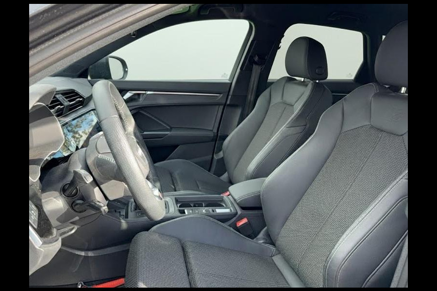 Audi Q3 35 TFSI S edition Competition 150pk| Verlengde garantie | Navigatie | Parkeercamera | 19 inch Lichtmetalen velgen | Apple Carplay/ Android Auto