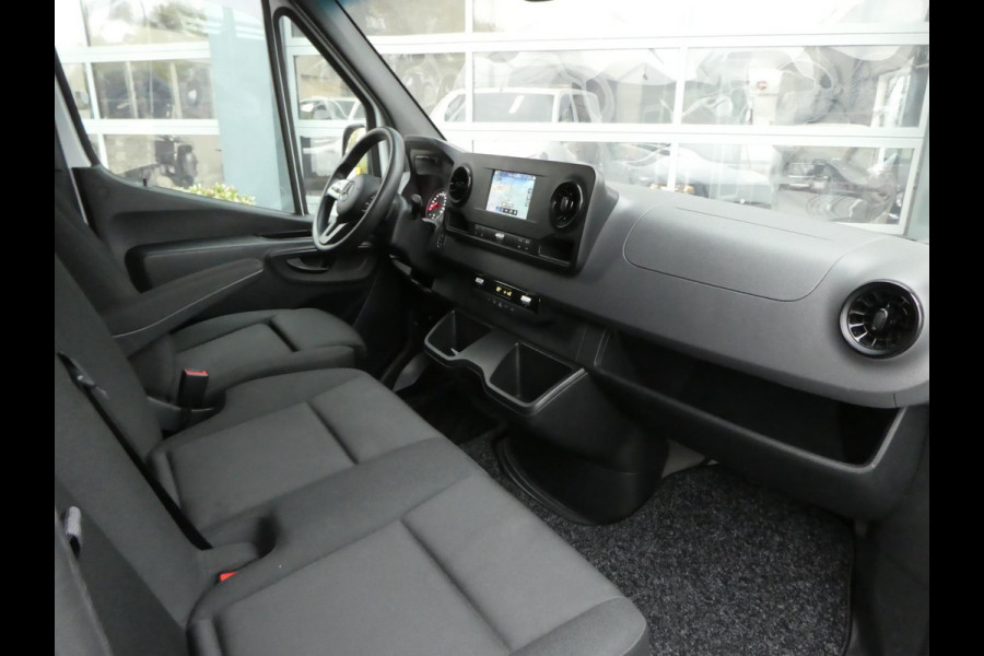 Mercedes-Benz Sprinter 215 CDI L2H2 airco, navigatie ,trekhaak ,3 zits