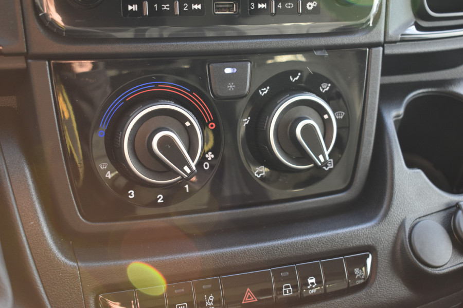 Peugeot Boxer 2.2 BlueHDi 140 S&S L2H2 3.3t Euro 6 Nieuw auto registratie 2024/ GEEN BPM/ L2H2 / achteruitrijcamera verzwaard verenpakket, pakket City plus