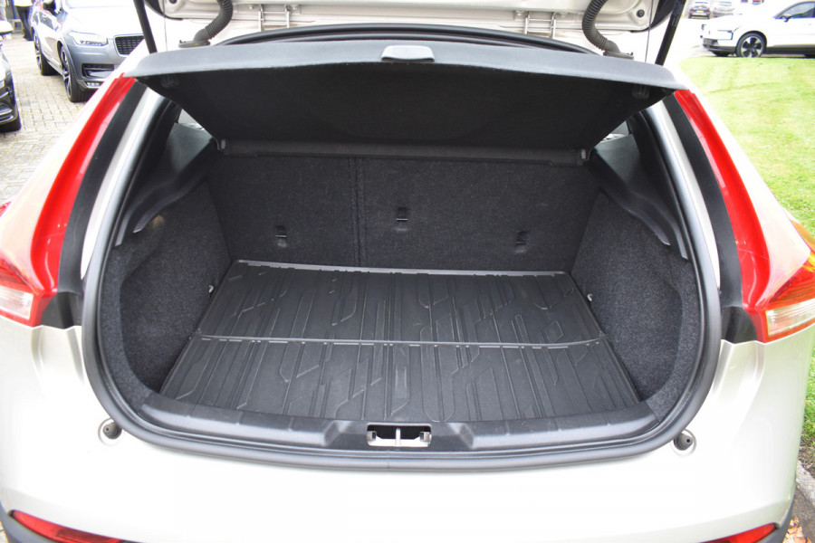 Volvo V40 Cross Country T3 153PK Automaat Nordic+ | Standkachel | Stoelverwarming | 17"LMV | LED