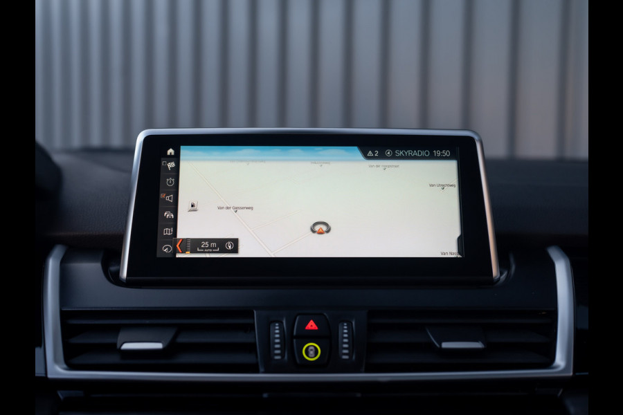BMW 2 Serie Active Tourer 218i Business Edition Plus | Panodak | Head Up | Trekhaak | Camera | Prijs Rijklaar!!