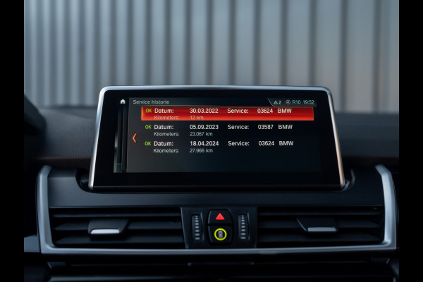 BMW 2 Serie Active Tourer 218i Business Edition Plus | Panodak | Head Up | Trekhaak | Camera | Prijs Rijklaar!!