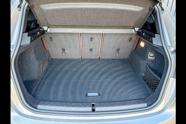 BMW 2 Serie Active Tourer 218i Business Edition Plus | Panodak | Head Up | Trekhaak | Camera | Prijs Rijklaar!!