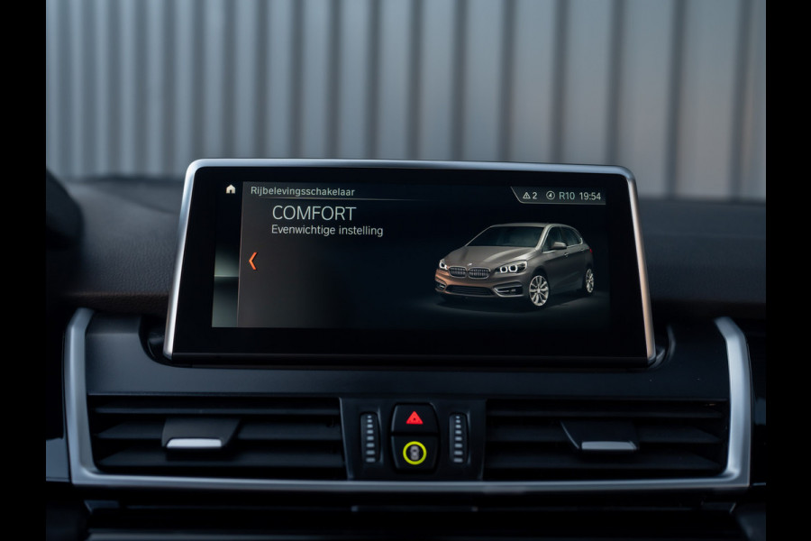 BMW 2 Serie Active Tourer 218i Business Edition Plus | Panodak | Head Up | Trekhaak | Camera | Prijs Rijklaar!!