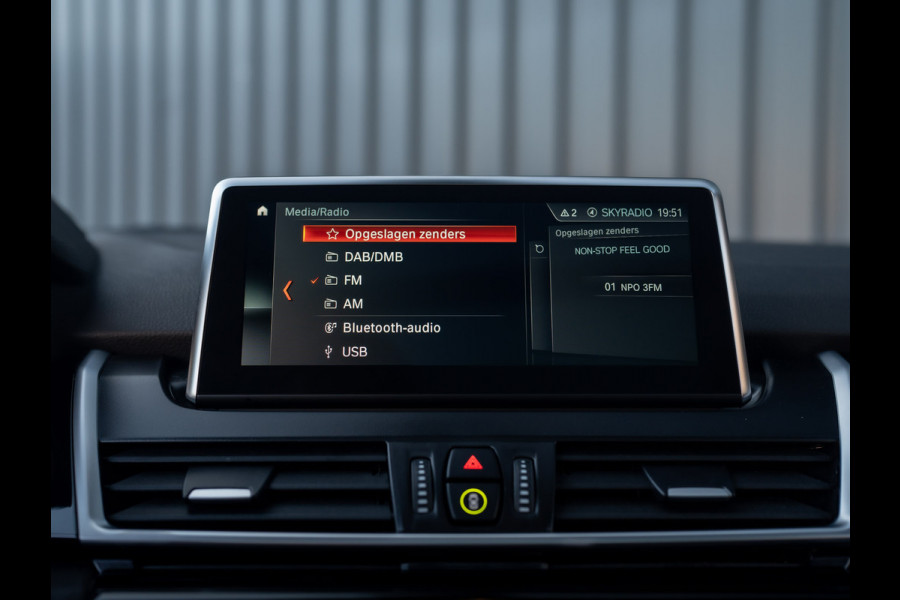 BMW 2 Serie Active Tourer 218i Business Edition Plus | Panodak | Head Up | Trekhaak | Camera | Prijs Rijklaar!!