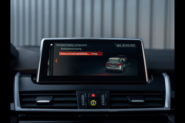 BMW 2 Serie Active Tourer 218i Business Edition Plus | Panodak | Head Up | Trekhaak | Camera | Prijs Rijklaar!!