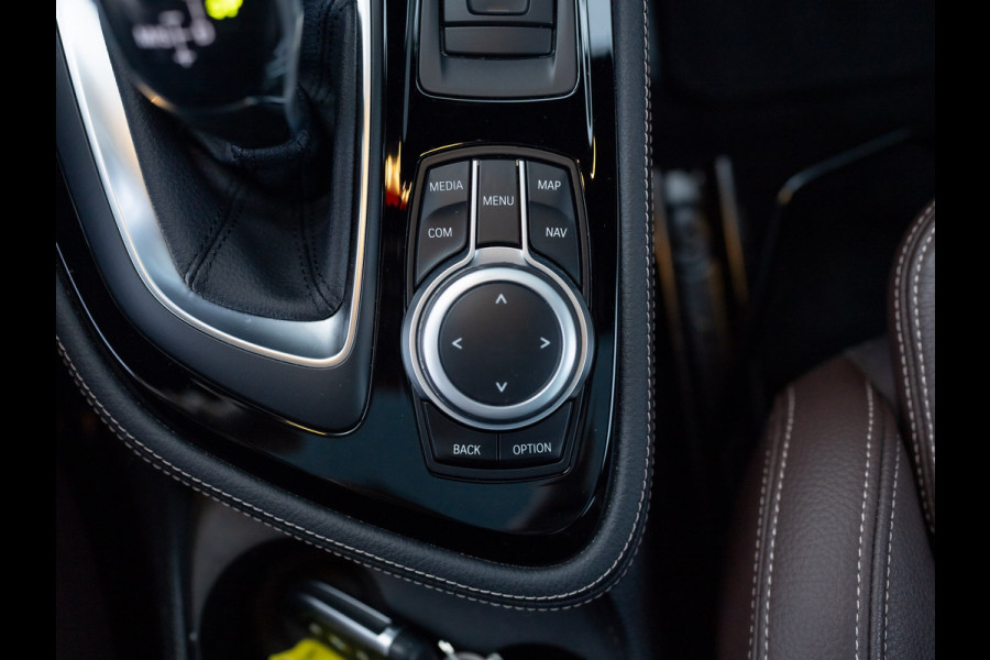 BMW 2 Serie Active Tourer 218i Business Edition Plus | Panodak | Head Up | Trekhaak | Camera | Prijs Rijklaar!!