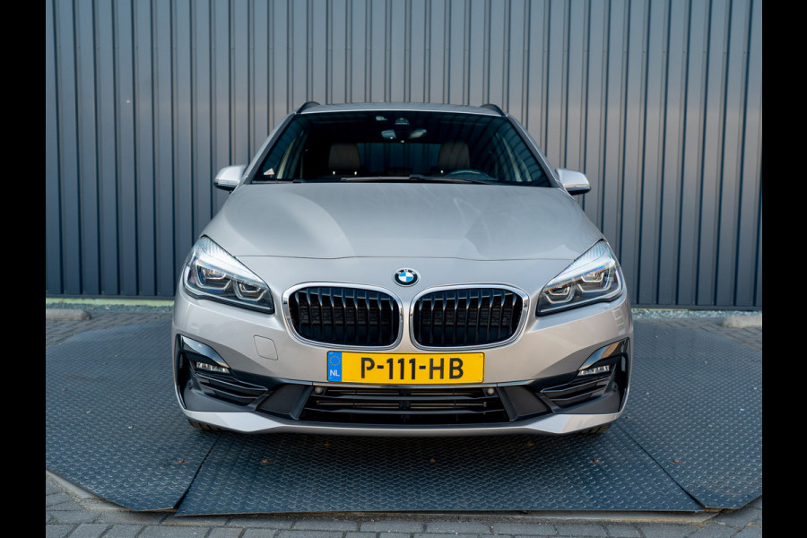 BMW 2 Serie Active Tourer 218i Business Edition Plus | Panodak | Head Up | Trekhaak | Camera | Prijs Rijklaar!!