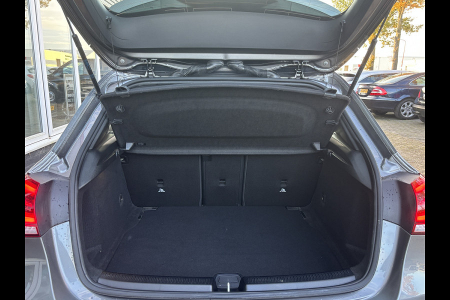 Mercedes-Benz A-Klasse 180 Premium Plus | AMG Styling | Pano | Sfeerverlichting | Stoelverwarming