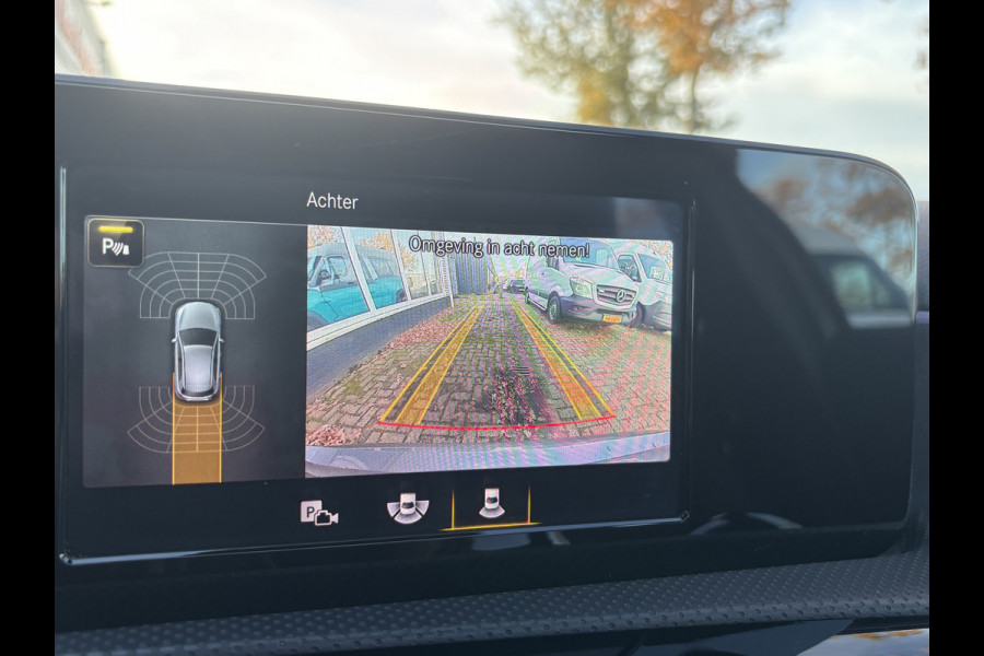 Mercedes-Benz A-Klasse 180 Premium Plus | AMG Styling | Pano | Sfeerverlichting | Stoelverwarming