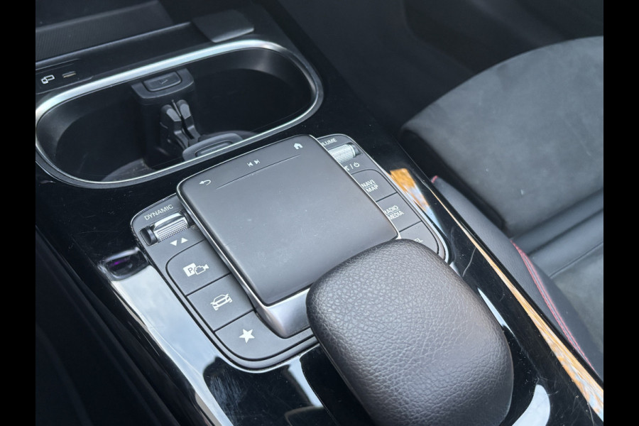 Mercedes-Benz A-Klasse 180 Premium Plus | AMG Styling | Pano | Sfeerverlichting | Stoelverwarming