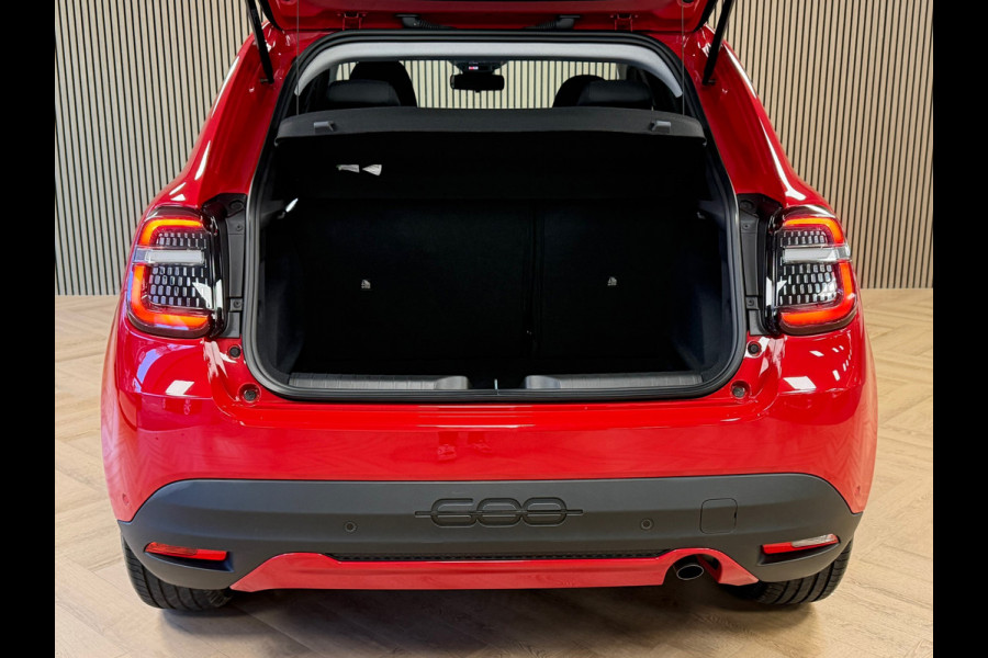 Fiat 600 1.2 HYBRID URBAN AUT. APPLE CARPLAY PARKEERSENSOREN CRUISE CONTROL AIRCO VERWARMDE VOORRUIT