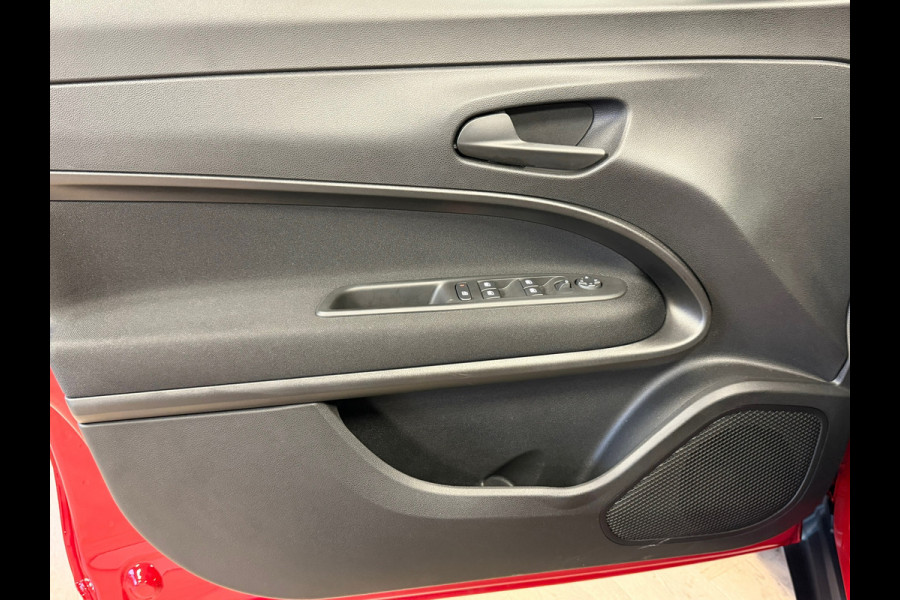 Fiat 600 1.2 HYBRID URBAN AUT. APPLE CARPLAY PARKEERSENSOREN CRUISE CONTROL AIRCO VERWARMDE VOORRUIT