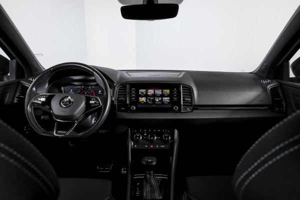 Škoda Karoq 1.5 TSI ACT 150 PK Sportline Business - Automaat | Trekhaak | Dig.Cockpit | Adapt.Cruise | Stoel-+Stuurverw. | Camera+PDC | NAV+App | LM 18'' |