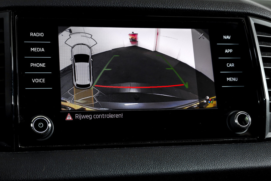 Škoda Karoq 1.5 TSI ACT 150 PK Sportline Business - Automaat | Trekhaak | Dig.Cockpit | Adapt.Cruise | Stoel-+Stuurverw. | Camera+PDC | NAV+App | LM 18'' |