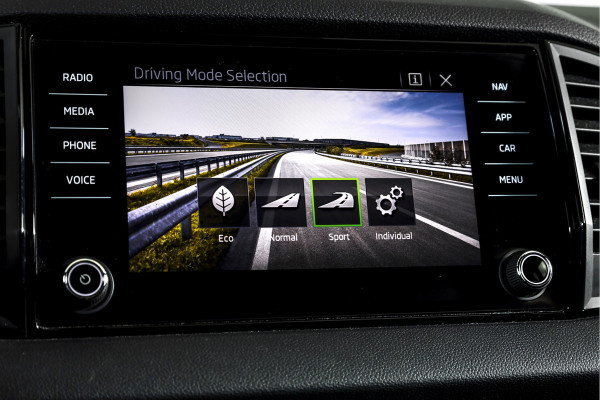 Škoda Karoq 1.5 TSI ACT 150 PK Sportline Business - Automaat | Trekhaak | Dig.Cockpit | Adapt.Cruise | Stoel-+Stuurverw. | Camera+PDC | NAV+App | LM 18'' |