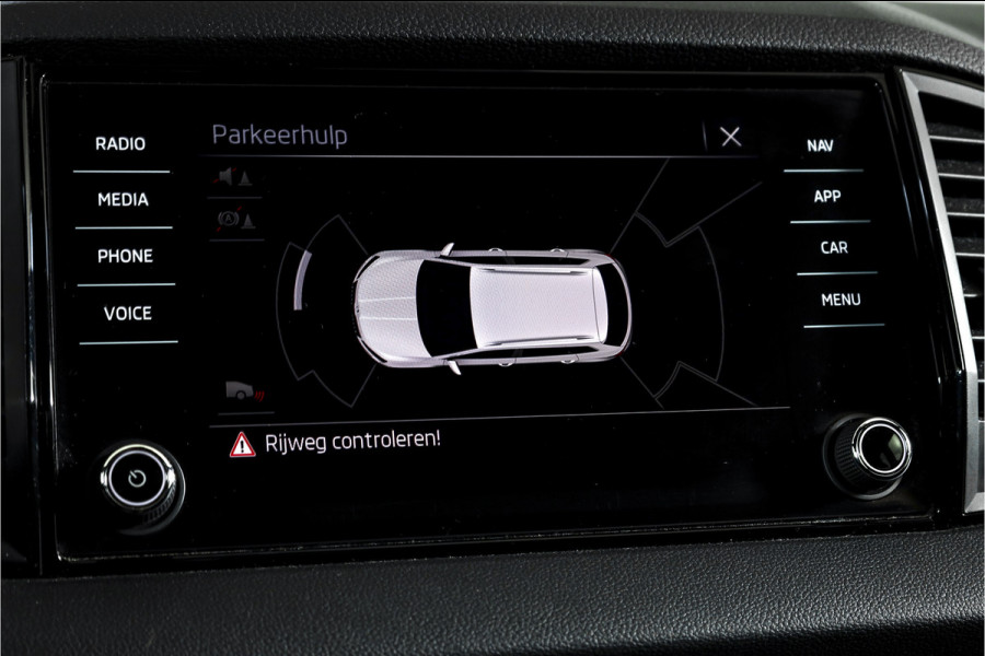 Škoda Karoq 1.5 TSI ACT 150 PK Sportline Business - Automaat | Trekhaak | Dig.Cockpit | Adapt.Cruise | Stoel-+Stuurverw. | Camera+PDC | NAV+App | LM 18'' |