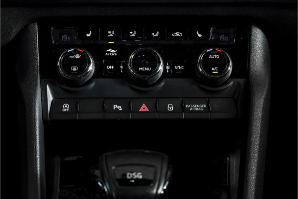 Škoda Karoq 1.5 TSI ACT 150 PK Sportline Business - Automaat | Trekhaak | Dig.Cockpit | Adapt.Cruise | Stoel-+Stuurverw. | Camera+PDC | NAV+App | LM 18'' |