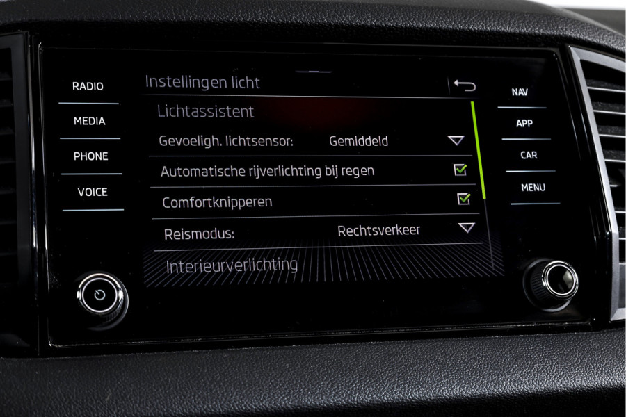 Škoda Karoq 1.5 TSI ACT 150 PK Sportline Business - Automaat | Trekhaak | Dig.Cockpit | Adapt.Cruise | Stoel-+Stuurverw. | Camera+PDC | NAV+App | LM 18'' |