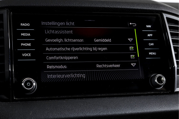 Škoda Karoq 1.5 TSI ACT 150 PK Sportline Business - Automaat | Trekhaak | Dig.Cockpit | Adapt.Cruise | Stoel-+Stuurverw. | Camera+PDC | NAV+App | LM 18'' |