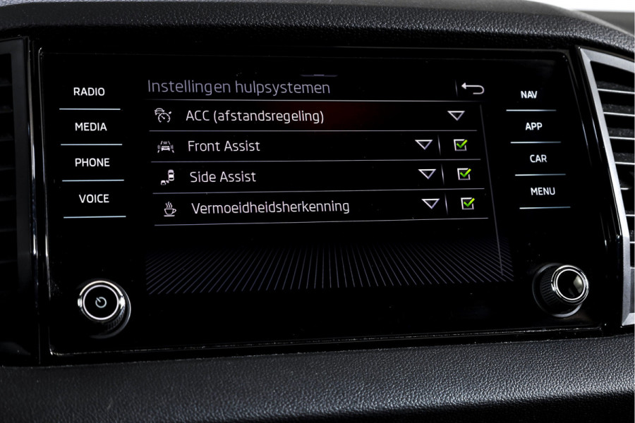 Škoda Karoq 1.5 TSI ACT 150 PK Sportline Business - Automaat | Trekhaak | Dig.Cockpit | Adapt.Cruise | Stoel-+Stuurverw. | Camera+PDC | NAV+App | LM 18'' |