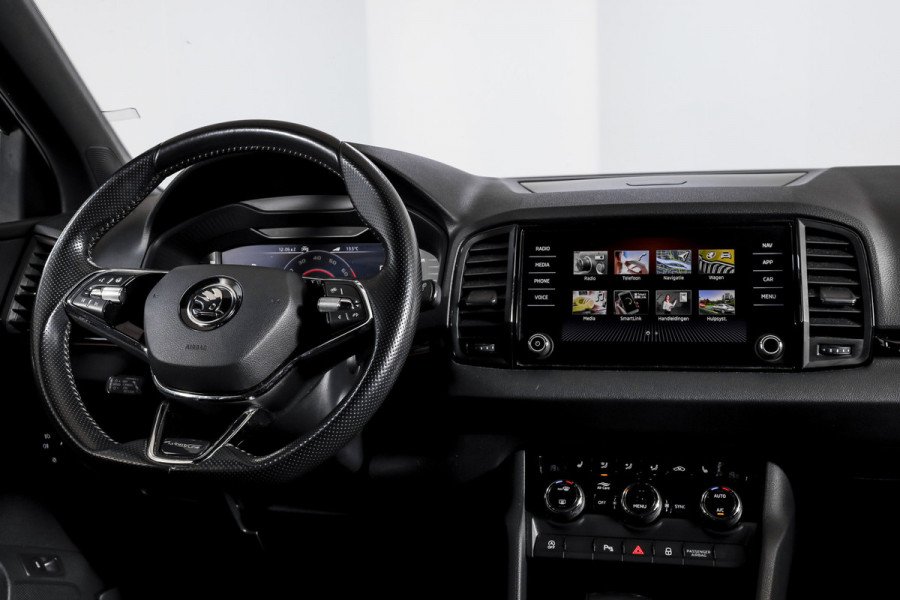 Škoda Karoq 1.5 TSI ACT 150 PK Sportline Business - Automaat | Trekhaak | Dig.Cockpit | Adapt.Cruise | Stoel-+Stuurverw. | Camera+PDC | NAV+App | LM 18'' |