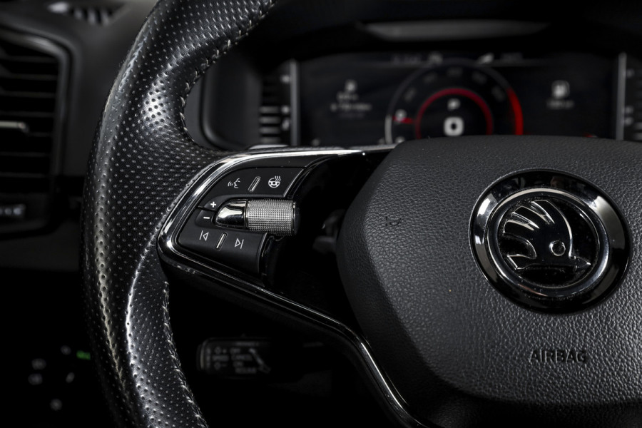 Škoda Karoq 1.5 TSI ACT 150 PK Sportline Business - Automaat | Trekhaak | Dig.Cockpit | Adapt.Cruise | Stoel-+Stuurverw. | Camera+PDC | NAV+App | LM 18'' |