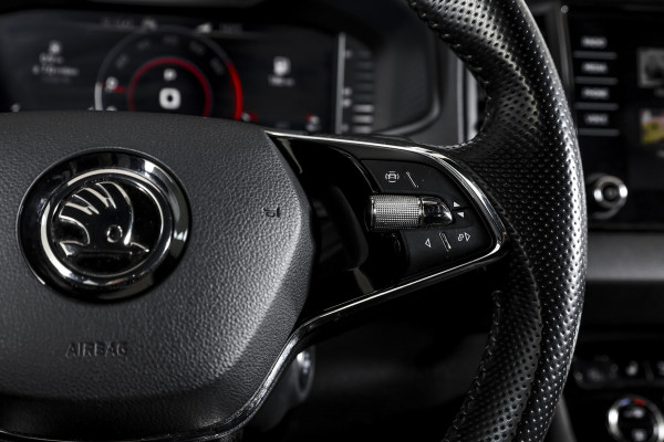 Škoda Karoq 1.5 TSI ACT 150 PK Sportline Business - Automaat | Trekhaak | Dig.Cockpit | Adapt.Cruise | Stoel-+Stuurverw. | Camera+PDC | NAV+App | LM 18'' |