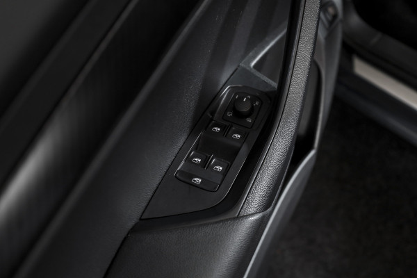 Škoda Karoq 1.5 TSI ACT 150 PK Sportline Business - Automaat | Trekhaak | Dig.Cockpit | Adapt.Cruise | Stoel-+Stuurverw. | Camera+PDC | NAV+App | LM 18'' |