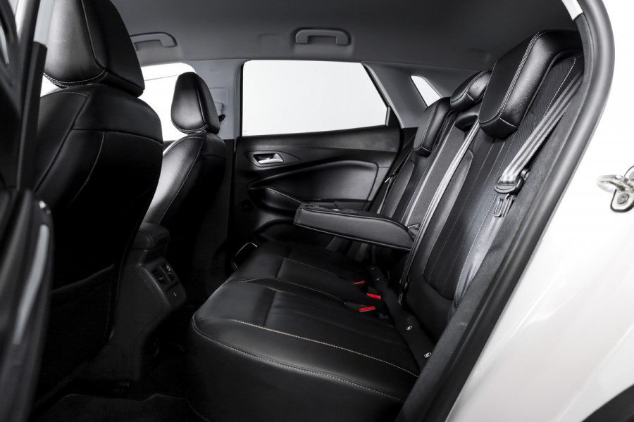 Opel Grandland X 1.6 Turbo Hybrid Ultimate - Automaat | Adapt. Cruise | Stoel-+Voorruitverw. | Stoelventilatie | PDC | 360 Camera | NAV + App. Connect | ECC | Elek. Klep | Trekhaak| LM 19" |