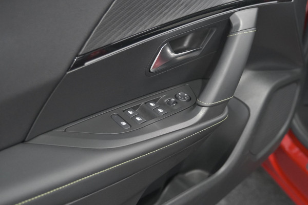 Peugeot 2008 PureTech 130 GT Pack | Panoramadak | Camera | Adaptieve Cruise Control | Stoelverwarming