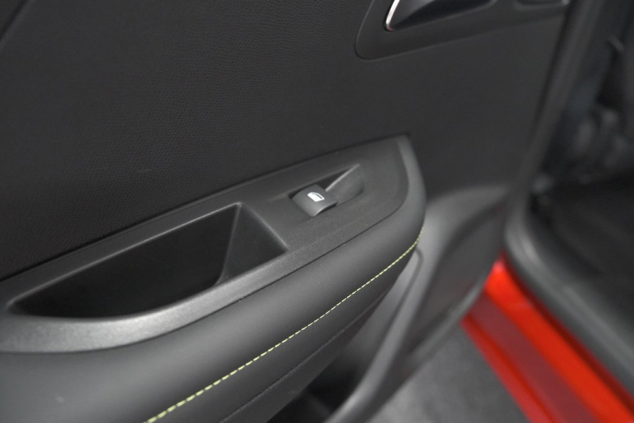 Peugeot 2008 PureTech 130 GT Pack | Panoramadak | Camera | Adaptieve Cruise Control | Stoelverwarming