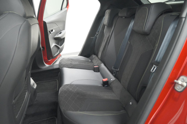 Peugeot 2008 PureTech 130 GT Pack | Panoramadak | Camera | Adaptieve Cruise Control | Stoelverwarming