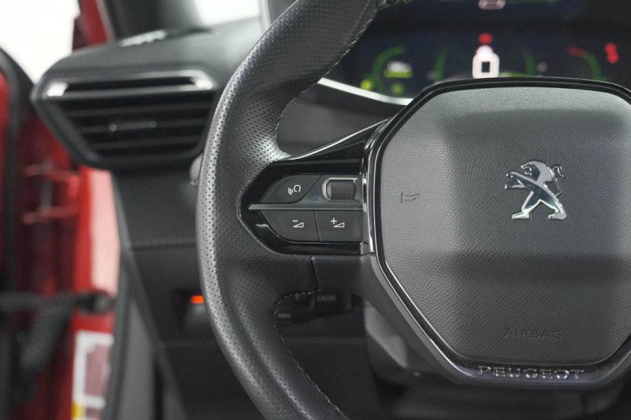 Peugeot 2008 PureTech 130 GT Pack | Panoramadak | Camera | Adaptieve Cruise Control | Stoelverwarming