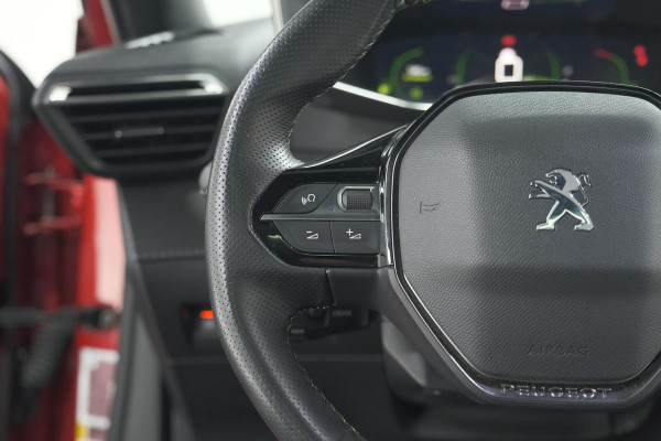 Peugeot 2008 PureTech 130 GT Pack | Panoramadak | Camera | Adaptieve Cruise Control | Stoelverwarming