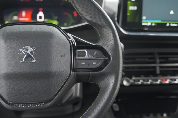 Peugeot 2008 PureTech 130 GT Pack | Panoramadak | Camera | Adaptieve Cruise Control | Stoelverwarming
