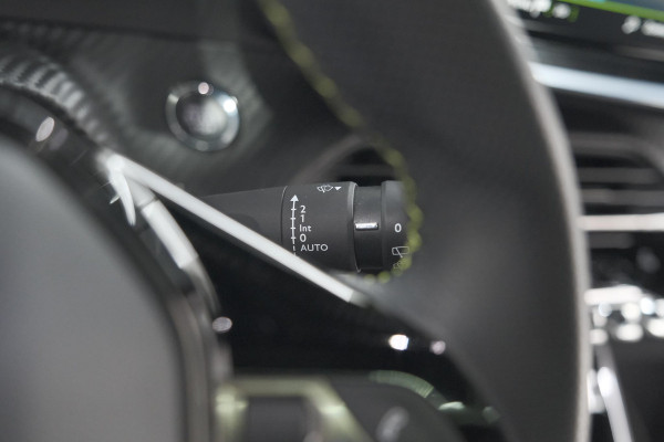 Peugeot 2008 PureTech 130 GT Pack | Panoramadak | Camera | Adaptieve Cruise Control | Stoelverwarming