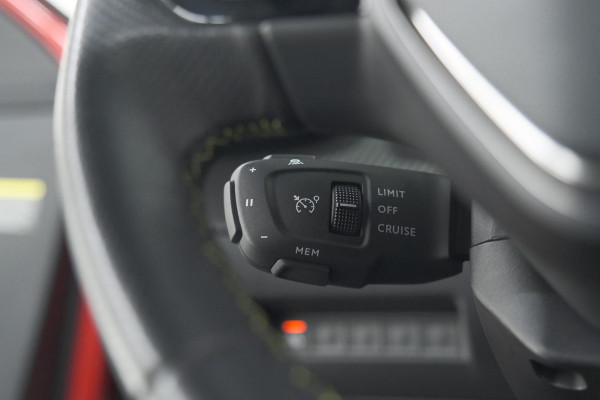 Peugeot 2008 PureTech 130 GT Pack | Panoramadak | Camera | Adaptieve Cruise Control | Stoelverwarming