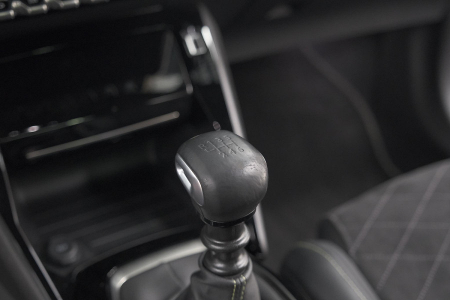 Peugeot 2008 PureTech 130 GT Pack | Panoramadak | Camera | Adaptieve Cruise Control | Stoelverwarming