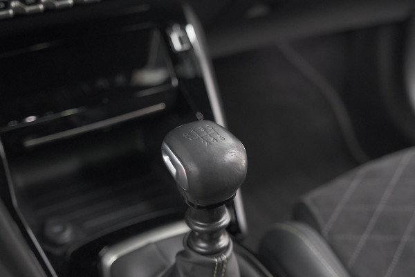 Peugeot 2008 PureTech 130 GT Pack | Panoramadak | Camera | Adaptieve Cruise Control | Stoelverwarming