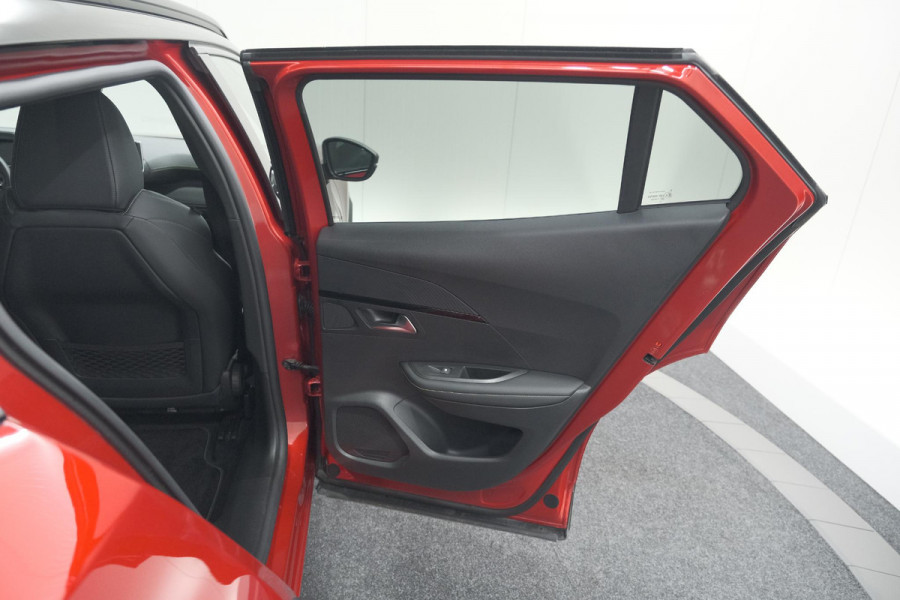 Peugeot 2008 PureTech 130 GT Pack | Panoramadak | Camera | Adaptieve Cruise Control | Stoelverwarming