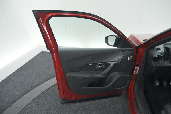 Peugeot 2008 PureTech 130 GT Pack | Panoramadak | Camera | Adaptieve Cruise Control | Stoelverwarming