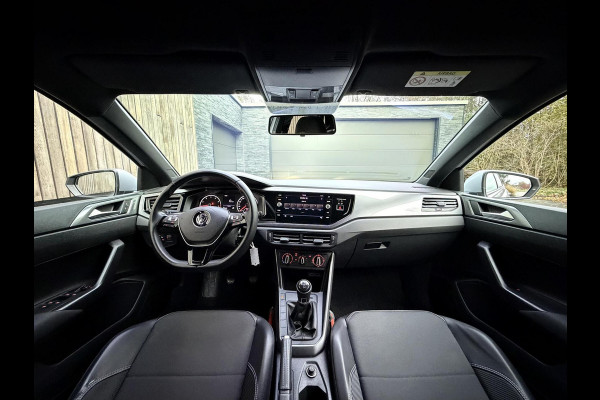 Volkswagen Polo 1.0 TSI R-line | Half leer | Sportstoelen | Airconditioning | Adaptieve cruise control | Trekhaak | Getint glas | Apple CarPlay