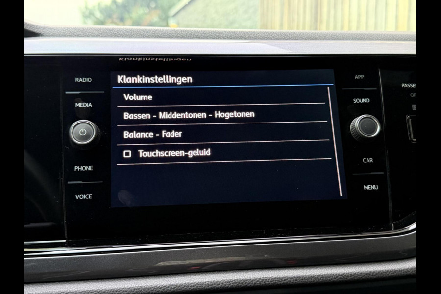 Volkswagen Polo 1.0 TSI R-line | Half leer | Sportstoelen | Airconditioning | Adaptieve cruise control | Trekhaak | Getint glas | Apple CarPlay