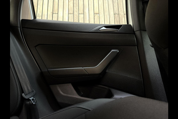 Volkswagen Polo 1.0 TSI R-line | Half leer | Sportstoelen | Airconditioning | Adaptieve cruise control | Trekhaak | Getint glas | Apple CarPlay