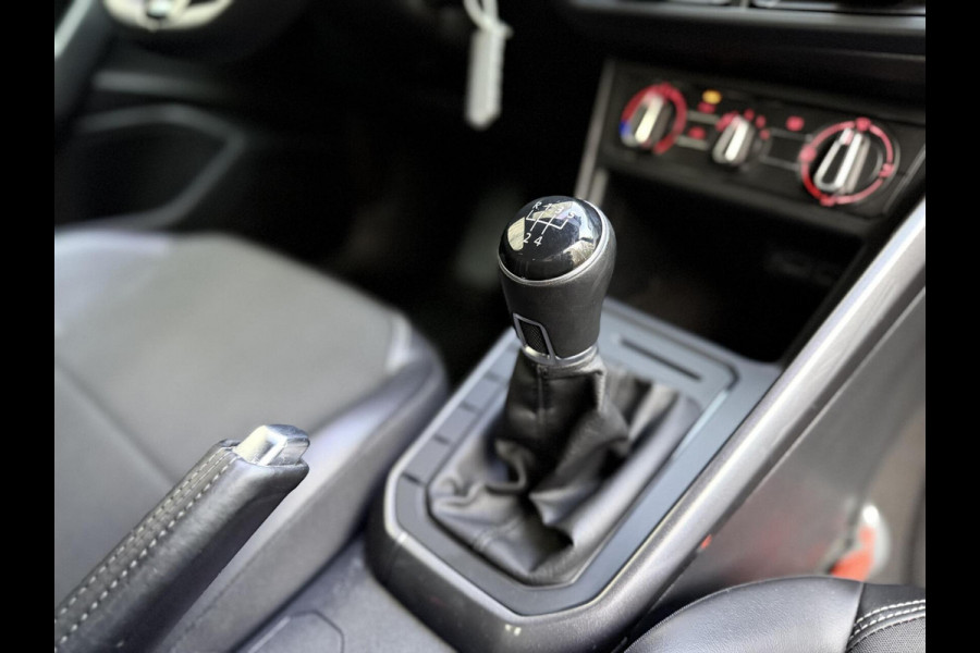 Volkswagen Polo 1.0 TSI R-line | Half leer | Sportstoelen | Airconditioning | Adaptieve cruise control | Trekhaak | Getint glas | Apple CarPlay