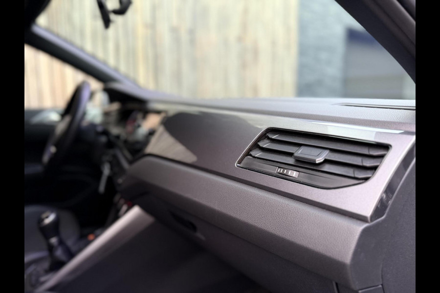 Volkswagen Polo 1.0 TSI R-line | Half leer | Sportstoelen | Airconditioning | Adaptieve cruise control | Trekhaak | Getint glas | Apple CarPlay