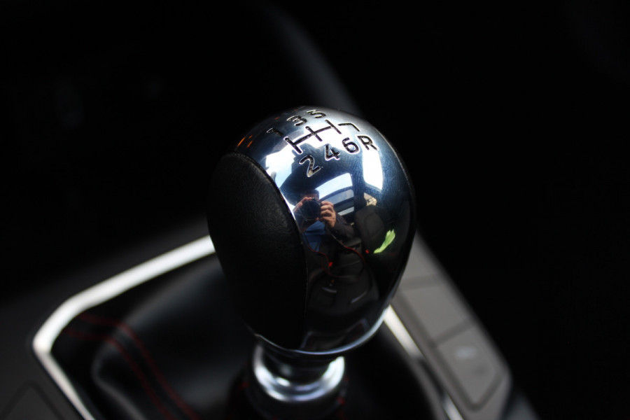 Ford FOCUS Wagon 1.0 EcoBoost 155PK Hybrid ST Line X | Panoramadak | Trekhaak | AGR | Elektrische achterklep | B&O Actieweken 1 t/m 15 november!